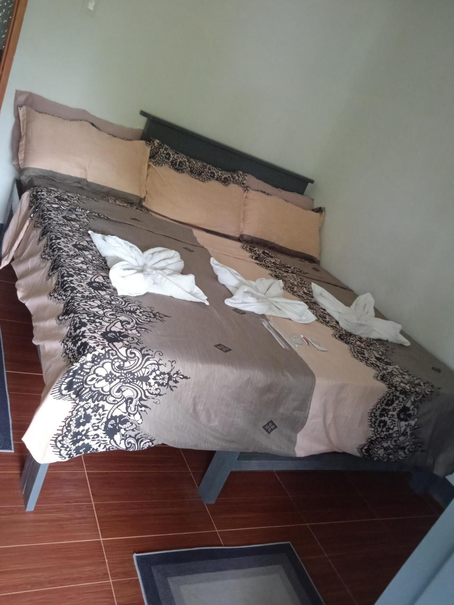 Bed and Breakfast Sarah'S Garden Bnb & Spa Clarin  Exterior foto