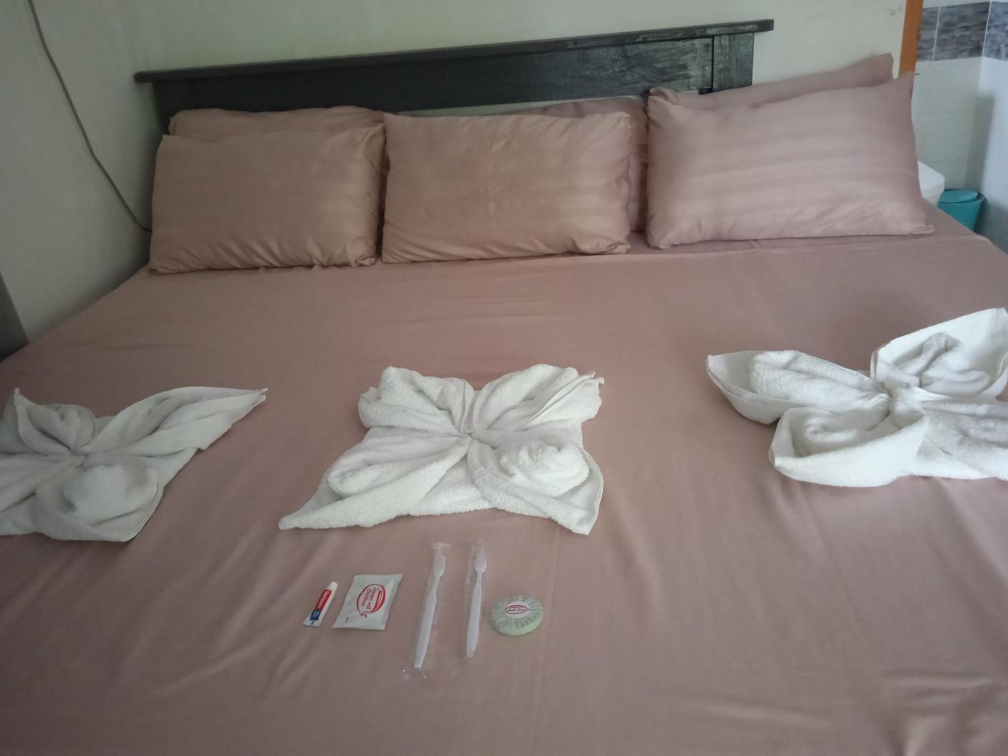 Bed and Breakfast Sarah'S Garden Bnb & Spa Clarin  Exterior foto