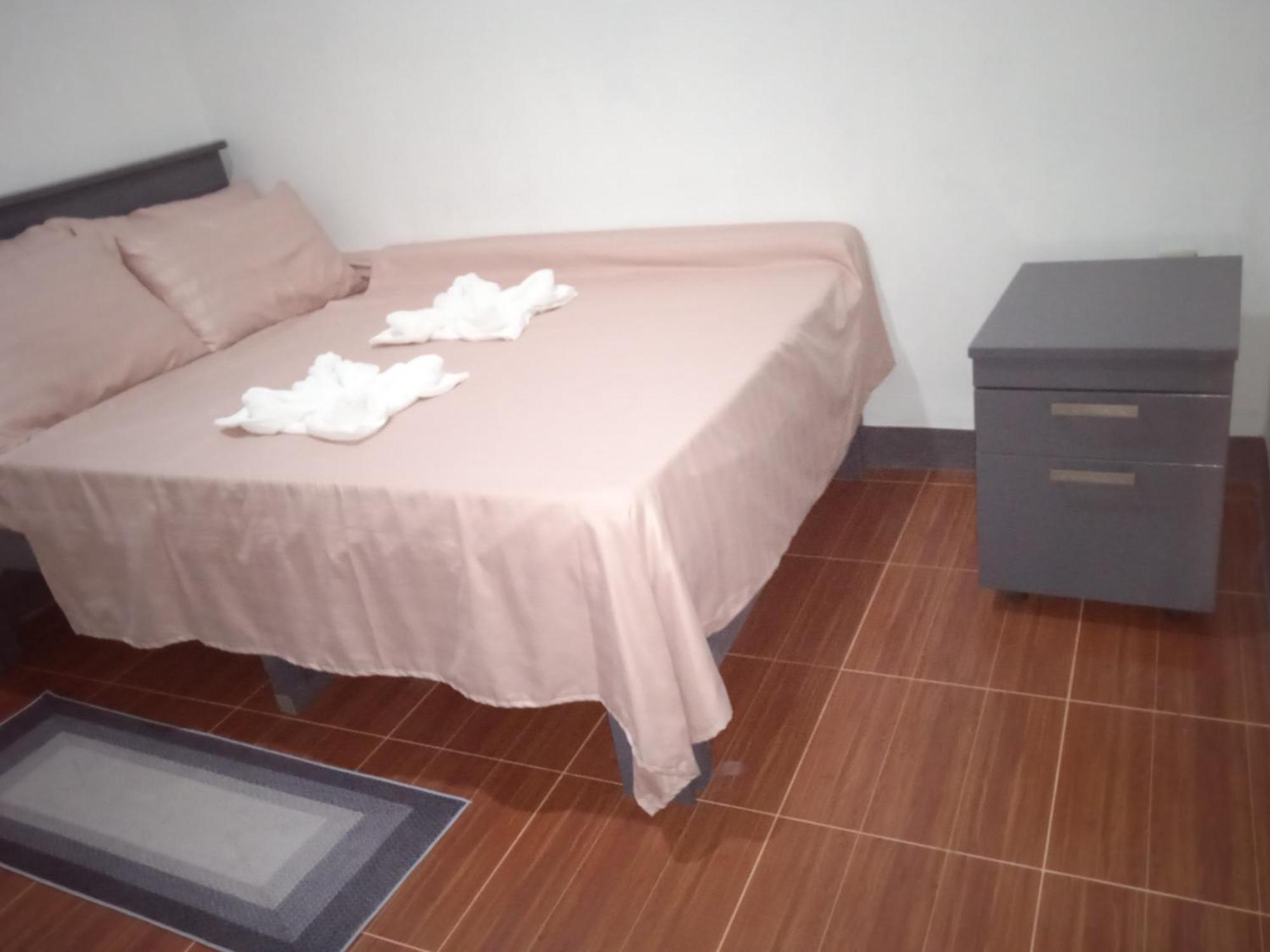 Bed and Breakfast Sarah'S Garden Bnb & Spa Clarin  Exterior foto